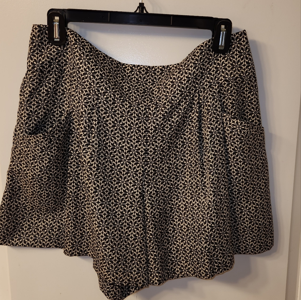 LOFT Shorts, Size 4, Color Black, white